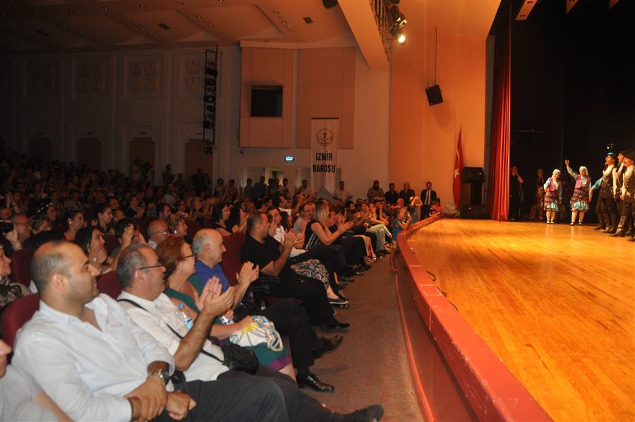 İzmir Barosu Halk Oyunları Topluluğu 12.Gösterisinde Meslektaşlarla Buluştu