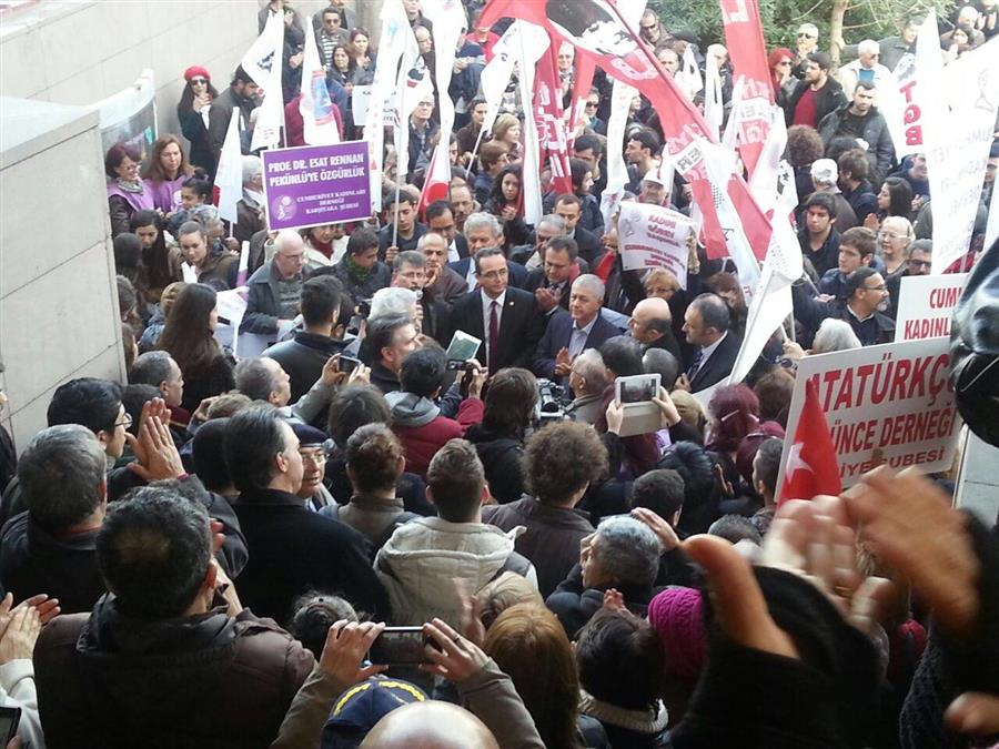 Laikliğin İlan Edildiği Günde Laiklik Yargılandı