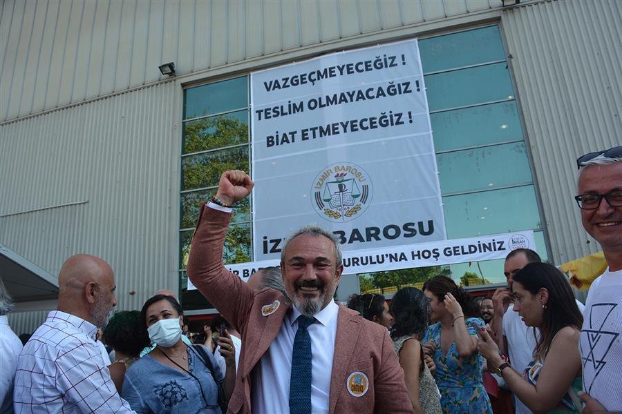 İzmir Barosu Genel Kurulu Avukat Özkan Yücel’i Yeniden Baro Başkanı Seçti