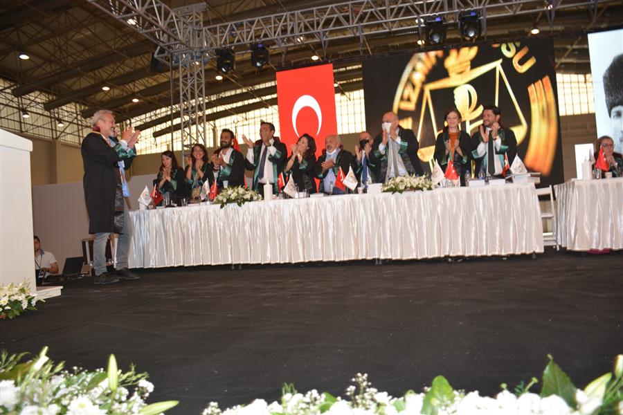 İzmir Barosu Genel Kurulu Avukat Özkan Yücel’i Yeniden Baro Başkanı Seçti