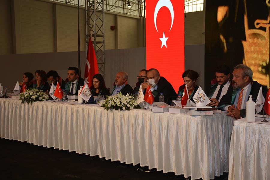 İzmir Barosu Genel Kurulu Avukat Özkan Yücel’i Yeniden Baro Başkanı Seçti