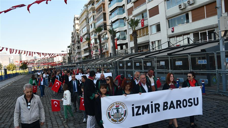 İzmir Barosu Cumhuriyet Coşkusunu Yürekten Yaşıyor 