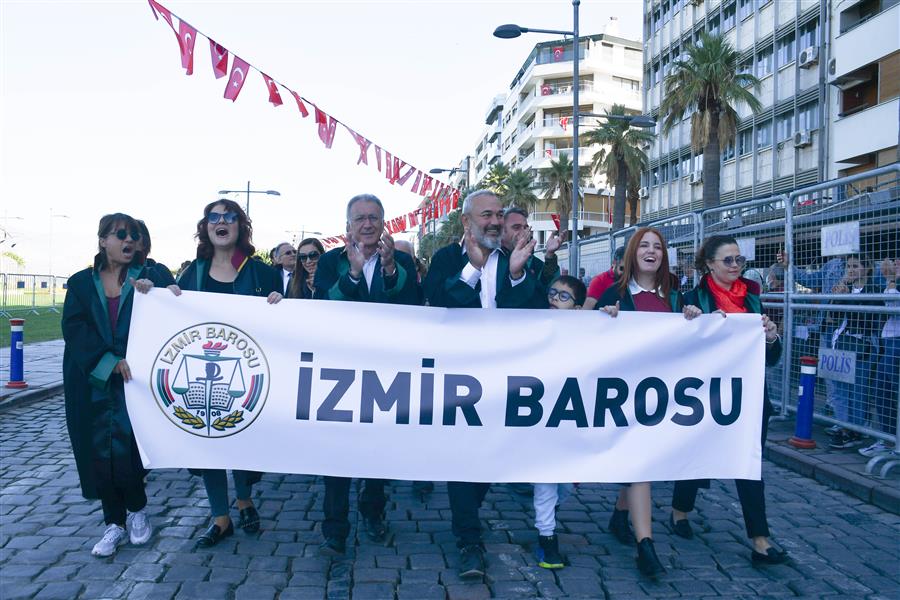 İzmir Barosu Cumhuriyet Coşkusunu Yürekten Yaşıyor 