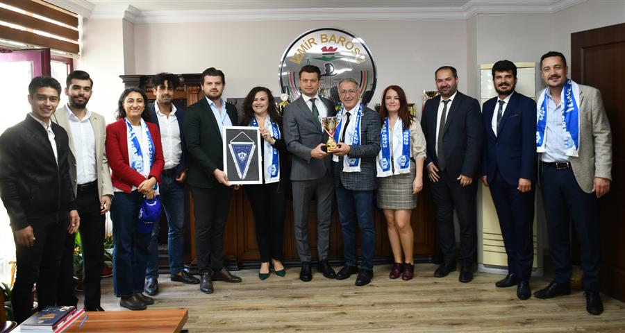 İzmir Barosu Körfez Futbol Takımı Antalya’da Üçüncülük Kupasını Kaldırdı