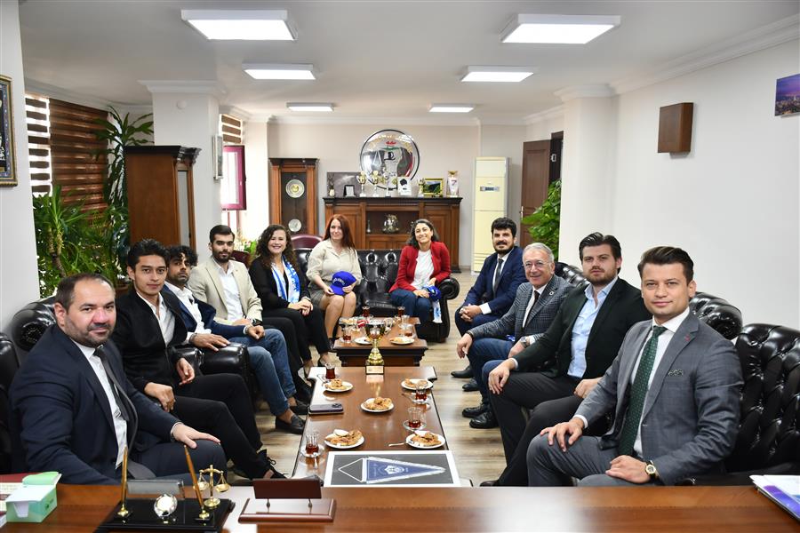 İzmir Barosu Körfez Futbol Takımı Antalya’da Üçüncülük Kupasını Kaldırdı