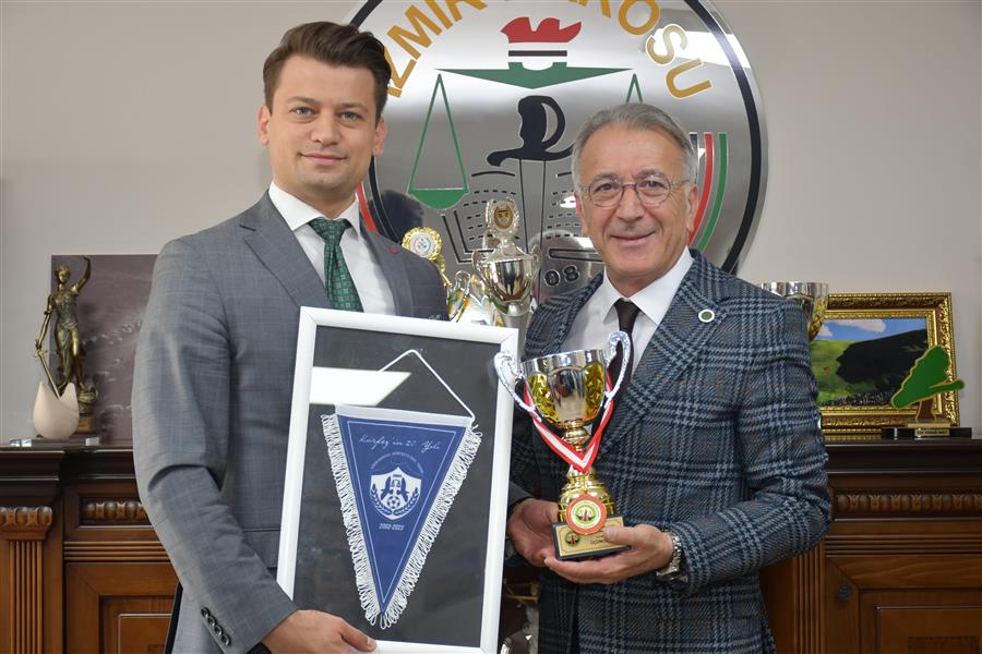 İzmir Barosu Körfez Futbol Takımı Antalya’da Üçüncülük Kupasını Kaldırdı