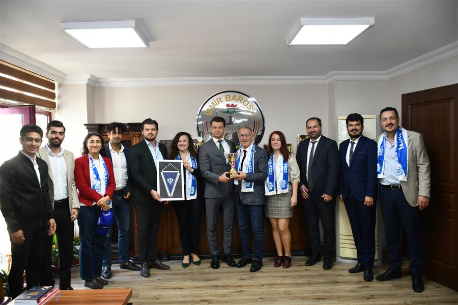 İzmir Barosu Körfez Futbol Takımı Antalya’da Üçüncülük Kupasını Kaldırdı