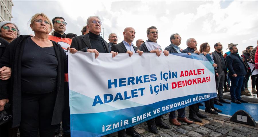İzmir Emek ve Demokrasi Güçleri Adalet İçin Yürüdü: Karanlığa Teslim Olmayacağız