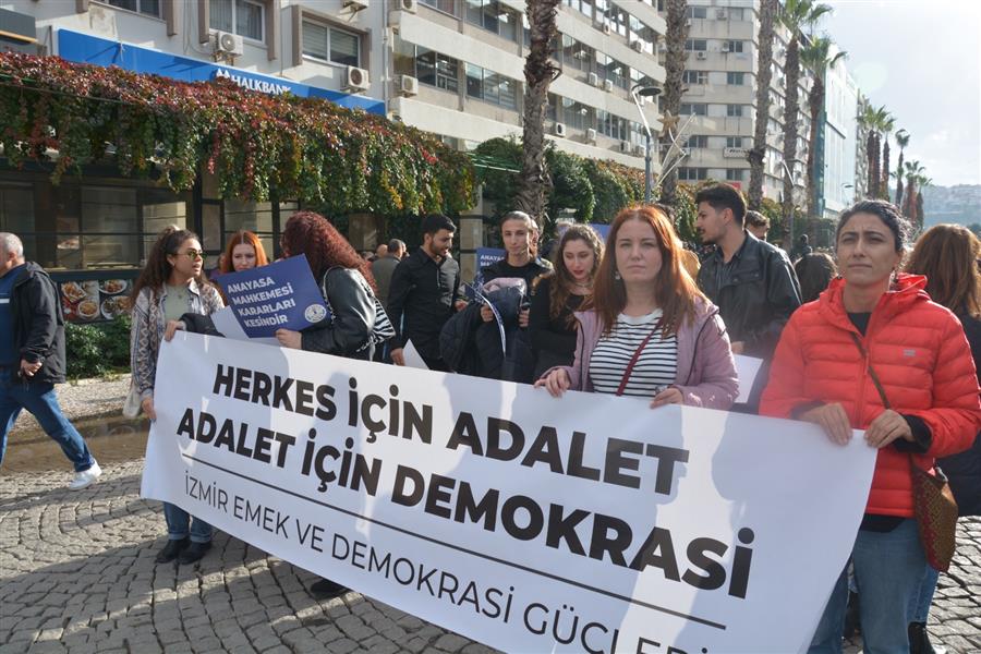 İzmir Emek ve Demokrasi Güçleri Adalet İçin Yürüdü: Karanlığa Teslim Olmayacağız
