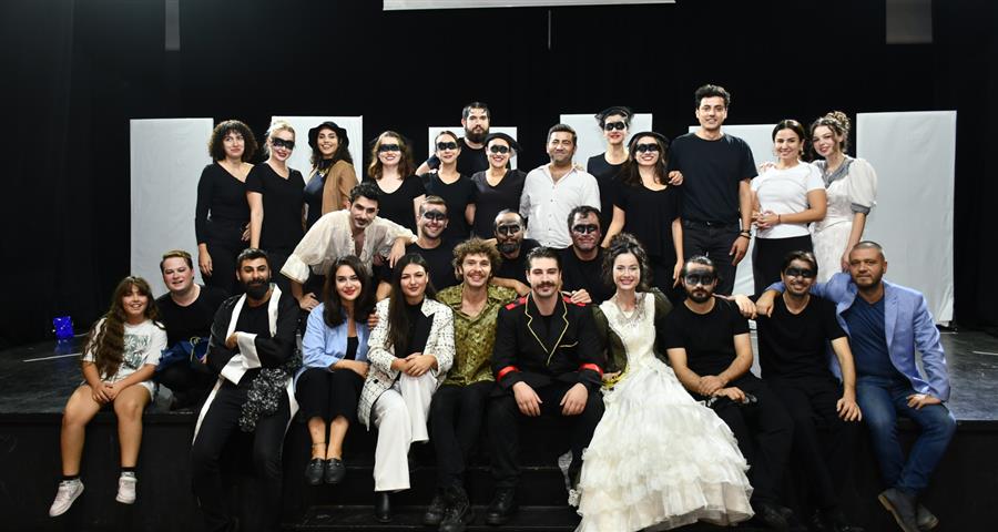 İzmir Barosu Tiyatro Topluluğu Cumhuriyetimizin 100. Yılında Jean Genet’nin "Balkon" Oyununu Sahneledi