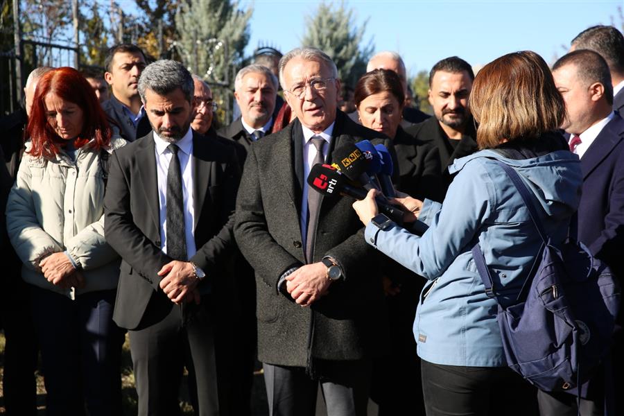 Katledilmesinin 8. Yılında Mezarı Başında Andığımız Diyarbakır Barosu Başkanı Av. Tahir Elçi İçin Adalet Arayışımız Devam Ediyor