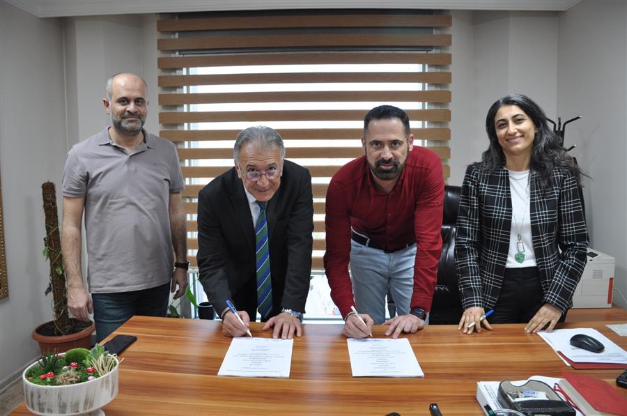 İzmir Barosu ile İzmir Barosu çalışanlarının örgütlü olduğu Tez-Koop İş Sendikası arasında süren toplu iş sözleşmesi görüşmeleri anlaşmayla sonuçlandı.