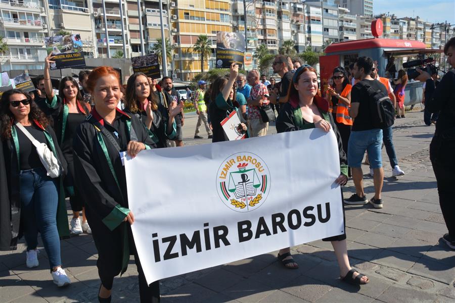 İzmir Barosu Sokakta Yaşayan Hayvanlar İçin Alandaydı!
