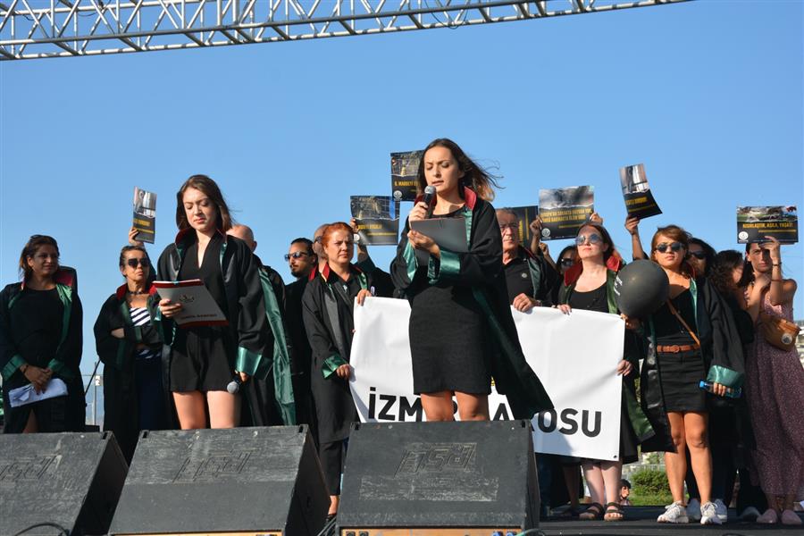 İzmir Barosu Sokakta Yaşayan Hayvanlar İçin Alandaydı!