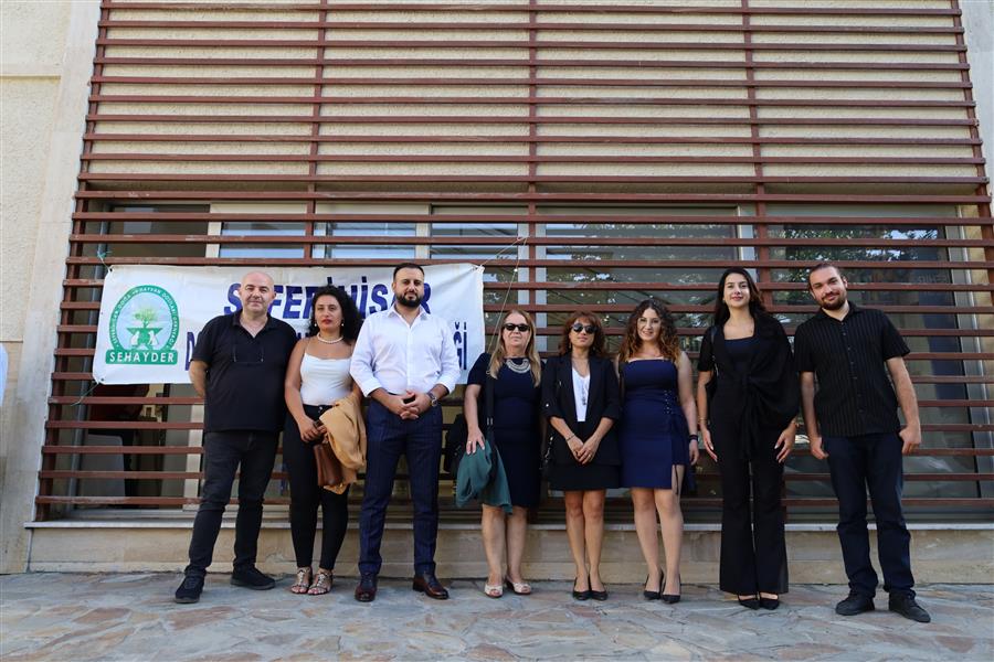 İzmir Barosu Fotoğraf Grubu  “Sokakta Yaşayan Hayvanlarımız” Sergisi Düzenledi.
