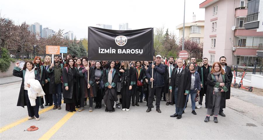 İzmir Barosu Ankara’da “Savunmanın Bağımsızlığı, Hukuka Saygı” İçin Yürüdü