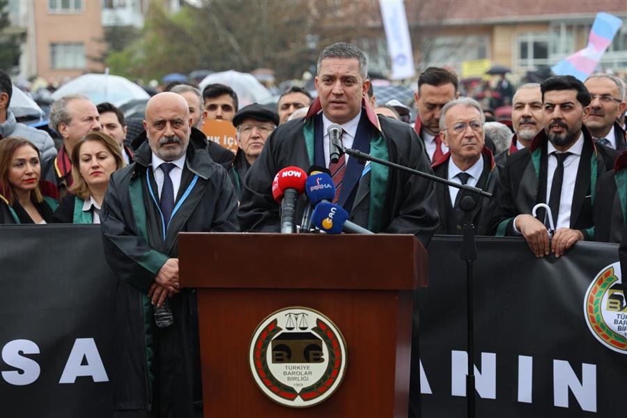 İzmir Barosu Ankara’da “Savunmanın Bağımsızlığı, Hukuka Saygı” İçin Yürüdü