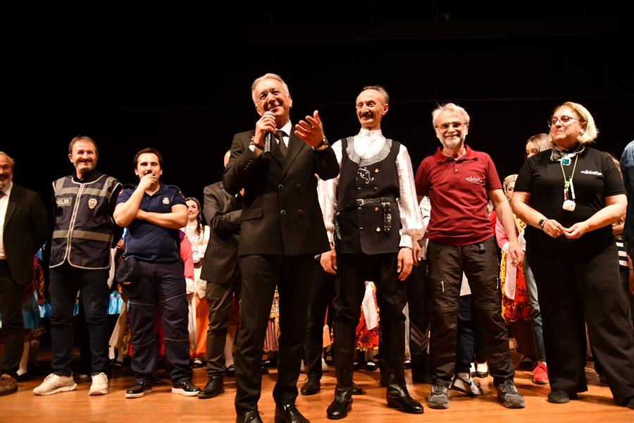 İzmir Barosu Halk Oyunları Topluluğundan Görkemli Gösteri